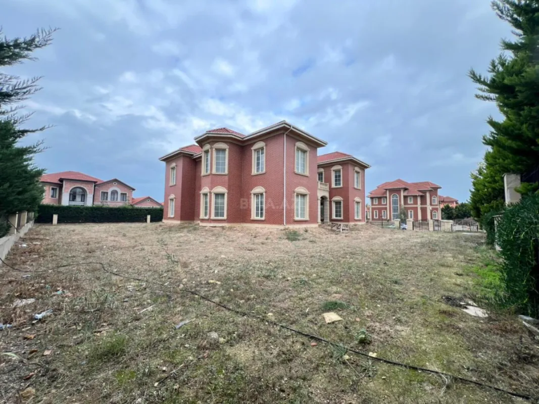 Satılır 10 otaqlı həyət evi 500 m²