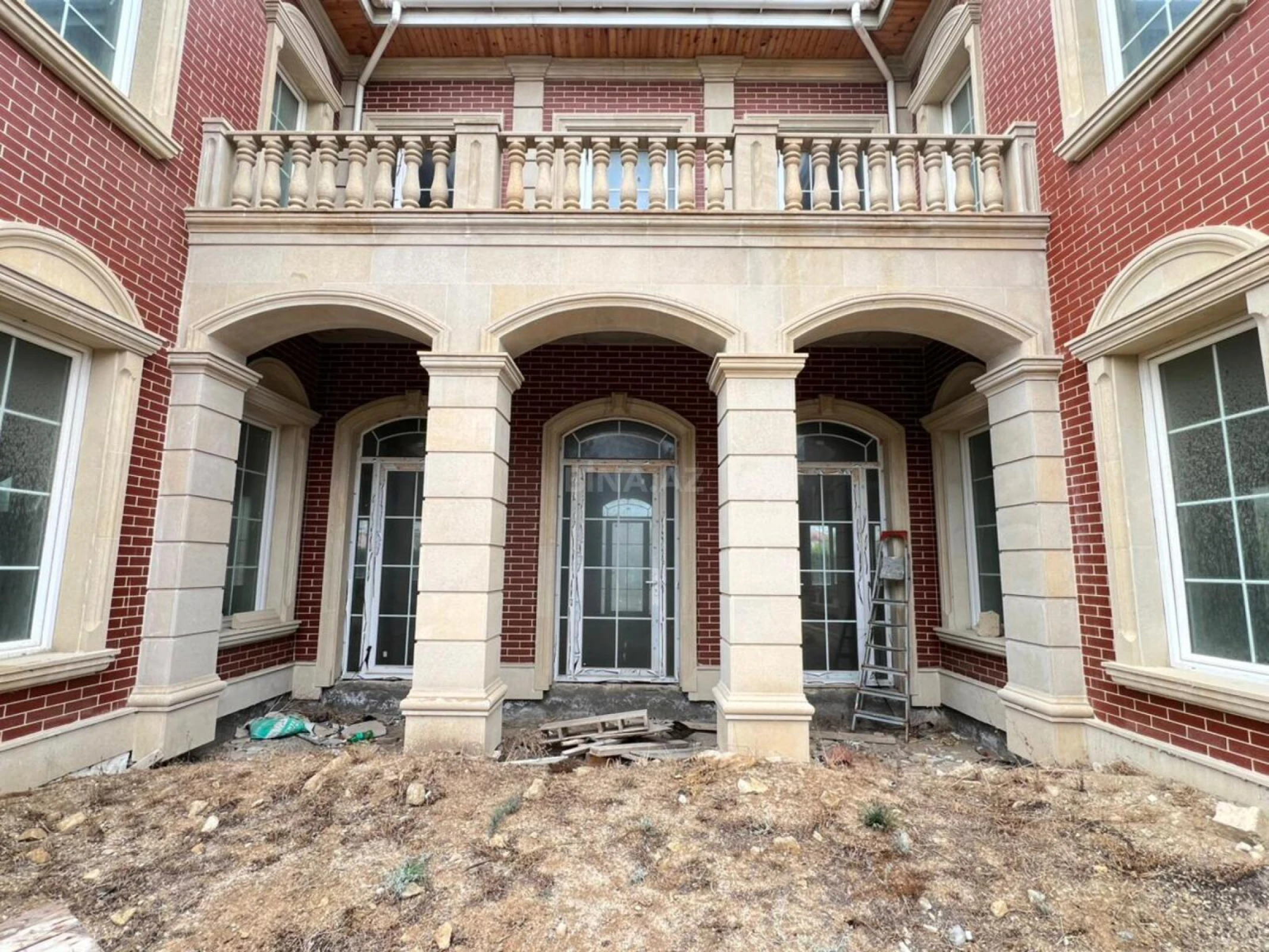 Satılır 10 otaqlı həyət evi 500 m²