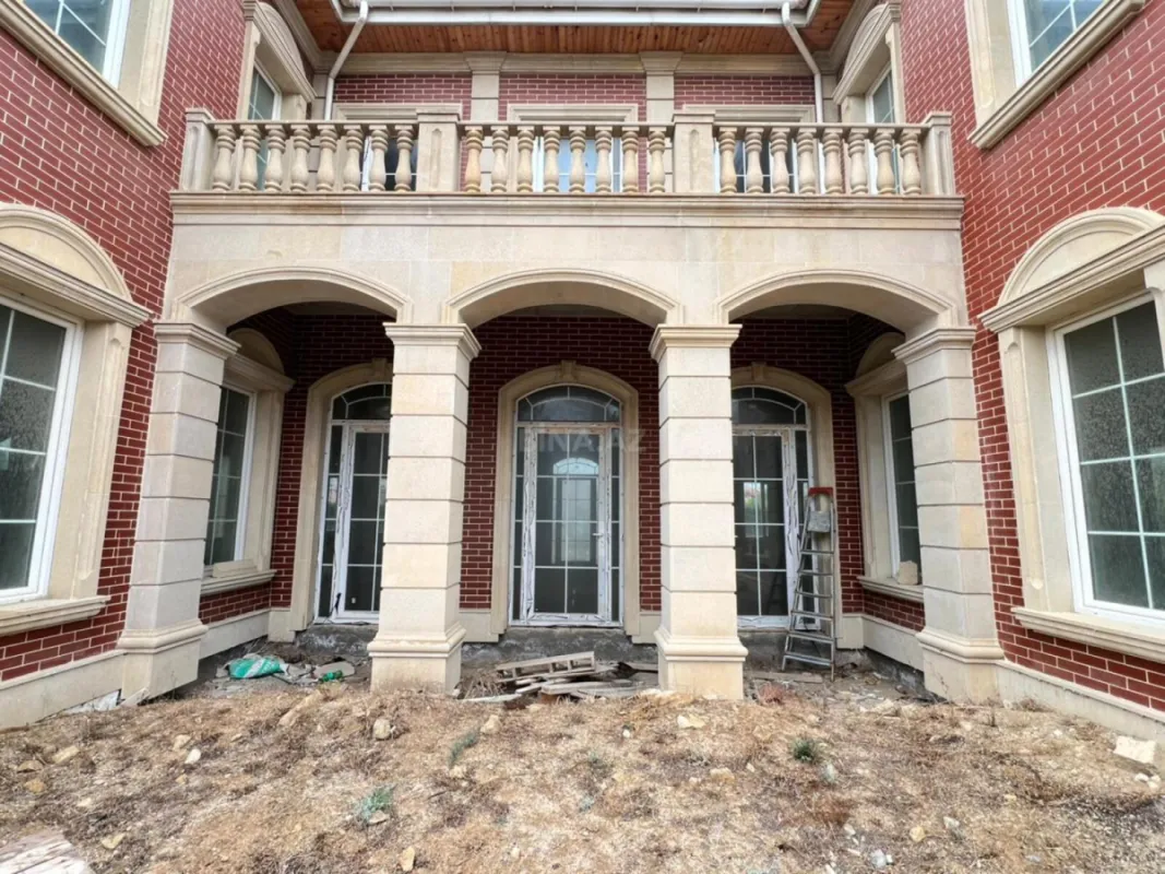 Satılır 10 otaqlı həyət evi 500 m²