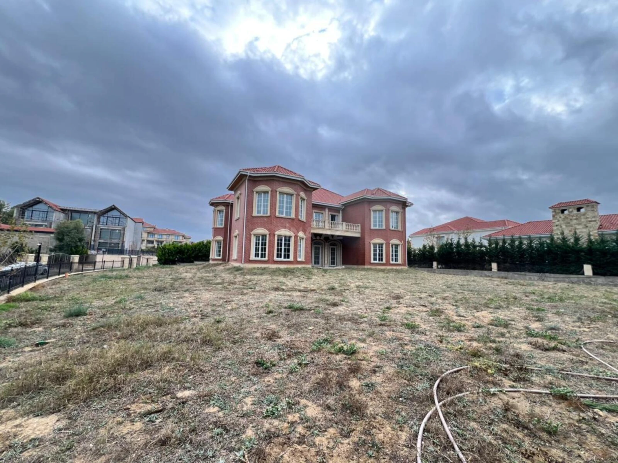 Satılır 10 otaqlı həyət evi 500 m²