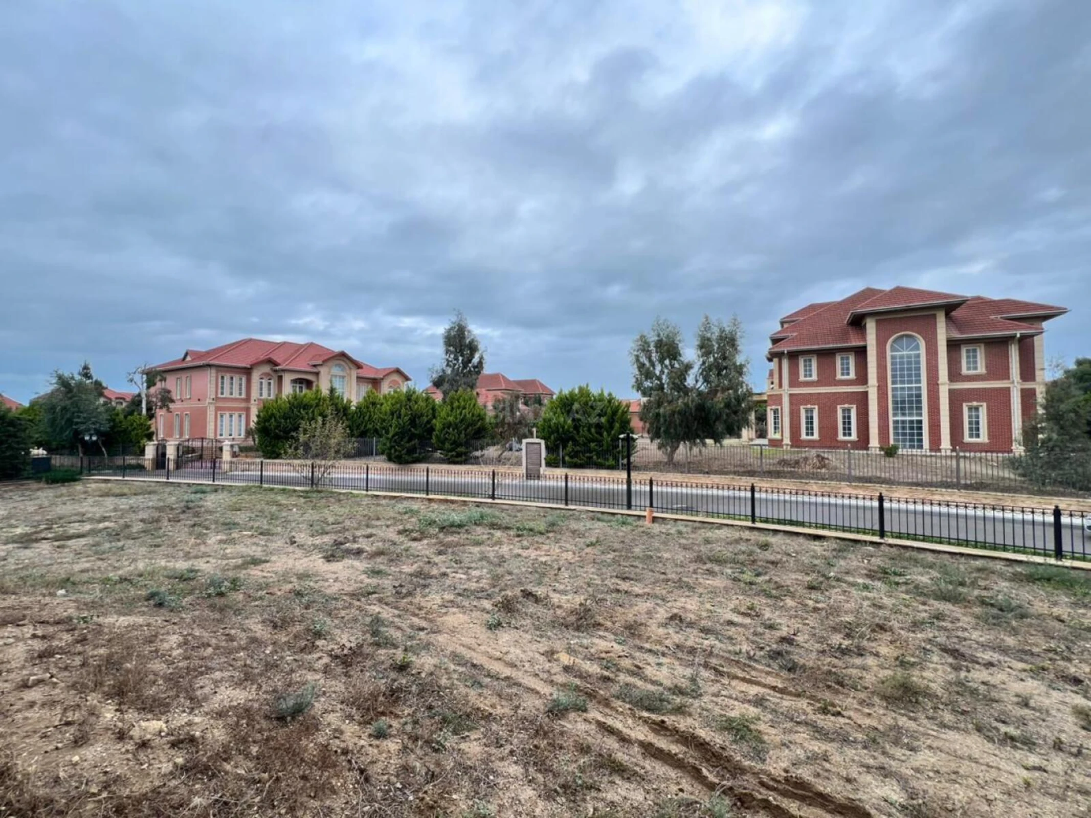 Satılır 10 otaqlı həyət evi 500 m²