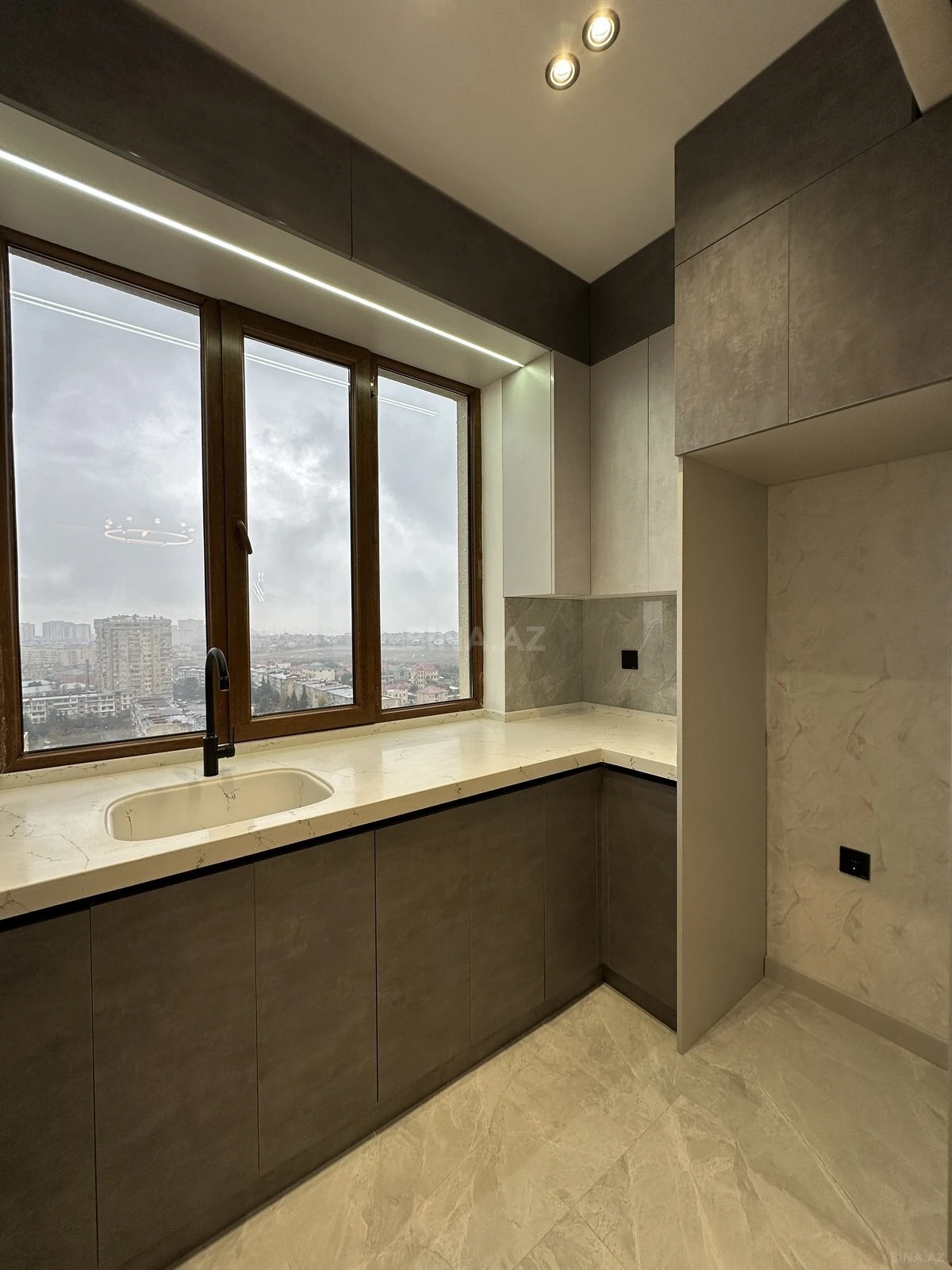 Satılır 2 otaqlı mənzil 67 m²