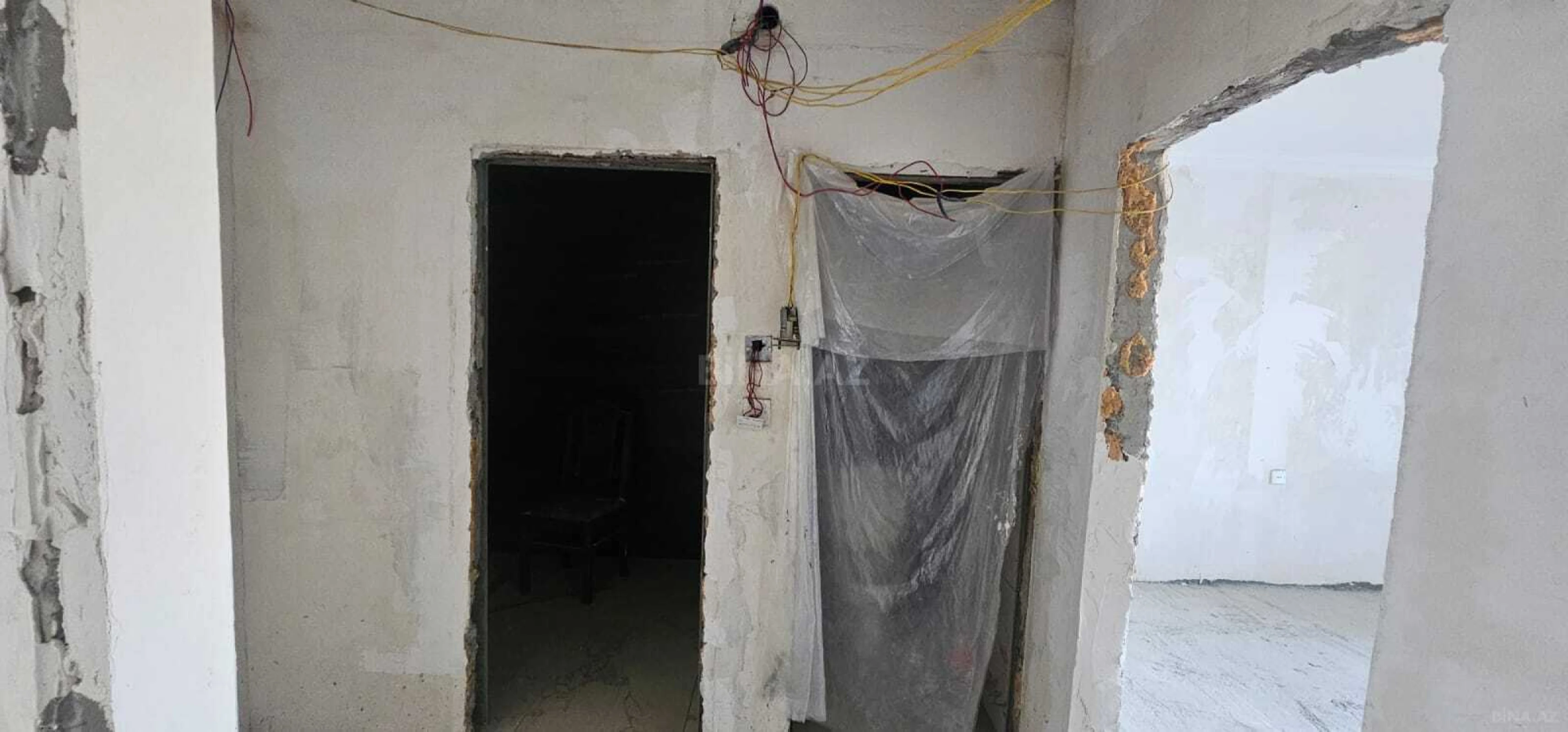 Satılır 5 otaqlı mənzil 121 m²