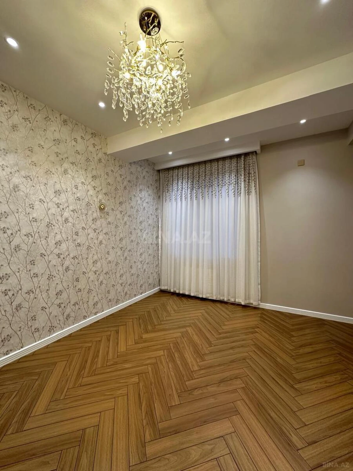 Satılır 4 otaqlı mənzil 140 m²