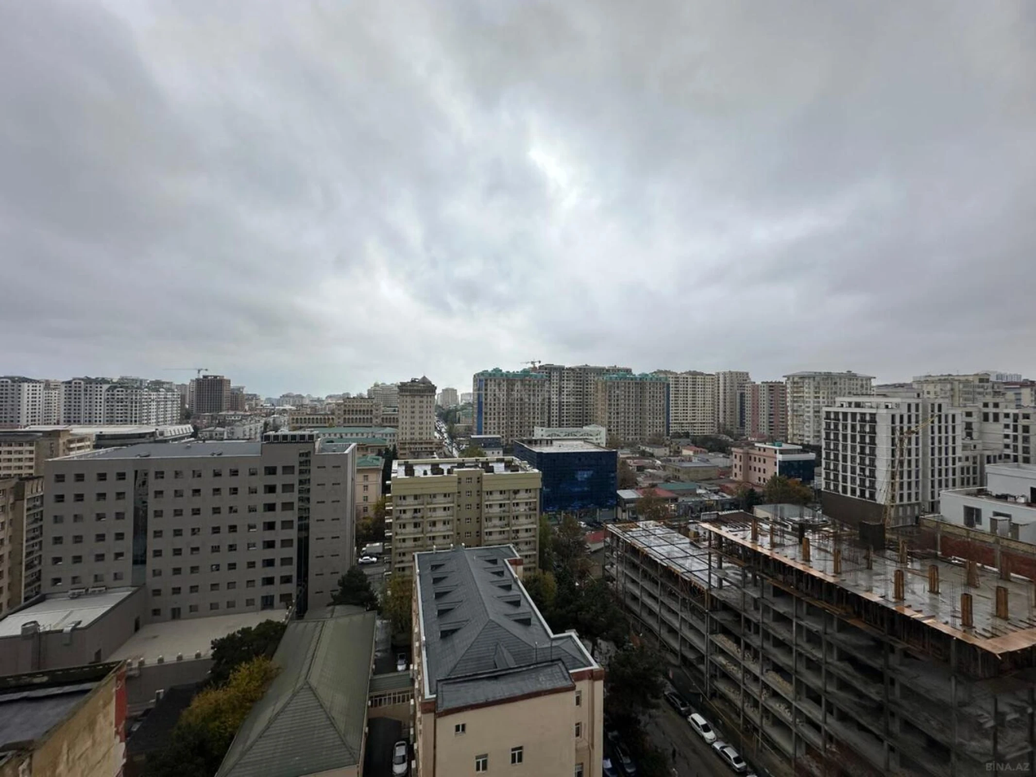 Satılır 4 otaqlı mənzil 140 m²