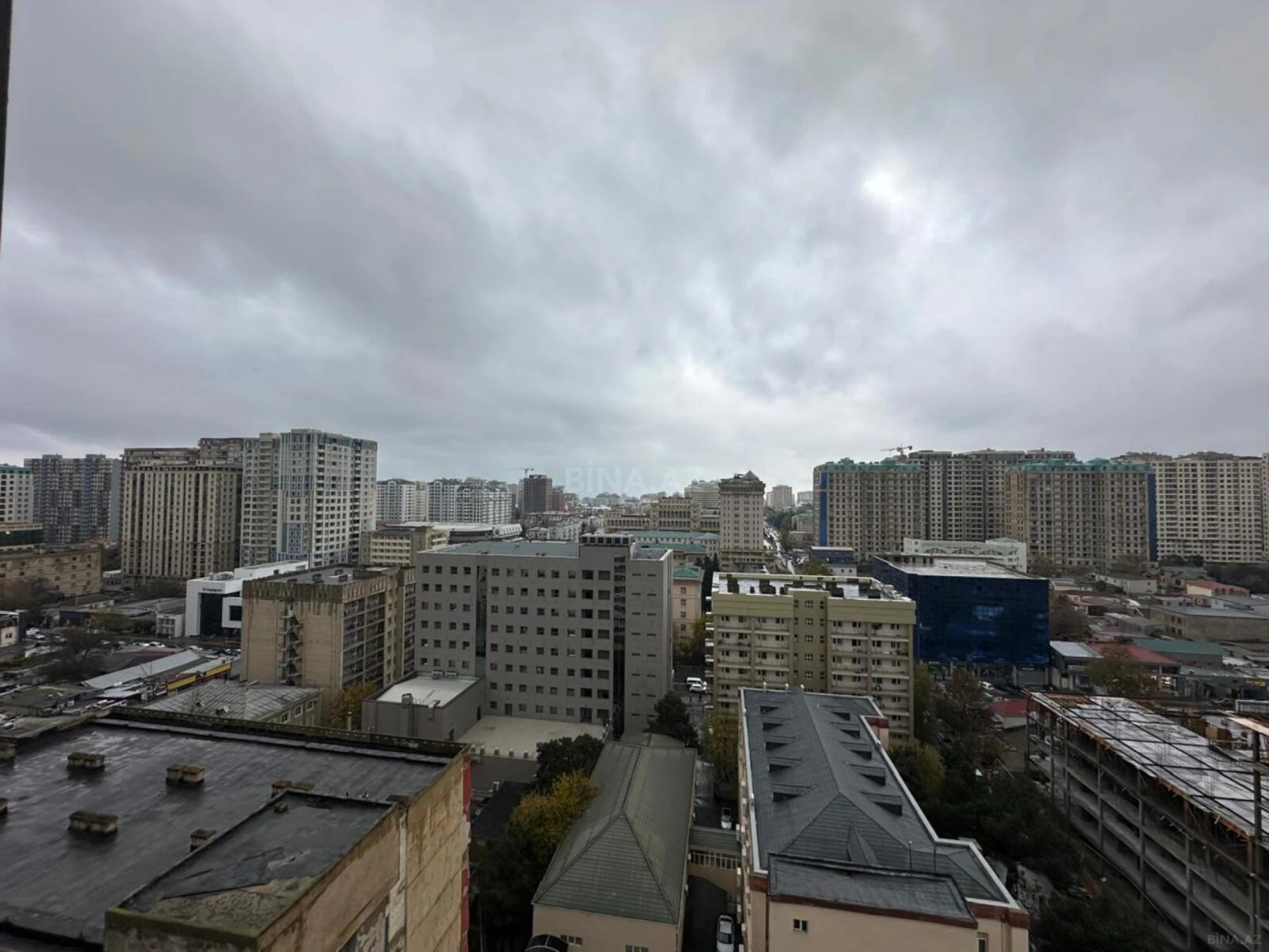 Satılır 4 otaqlı mənzil 140 m²