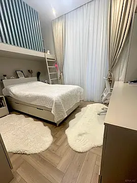 Satılır 4 otaqlı mənzil 135 m²