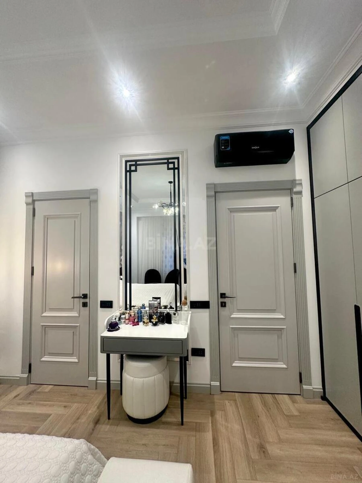 Satılır 4 otaqlı mənzil 135 m²