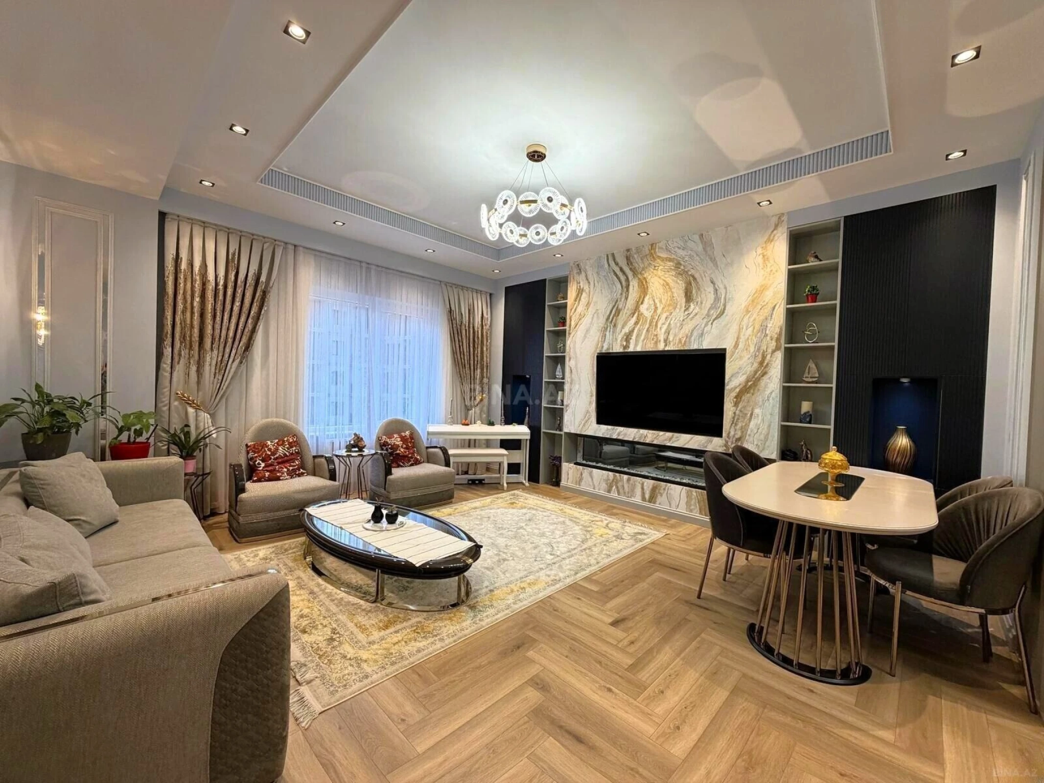Satılır 4 otaqlı mənzil 135 m²