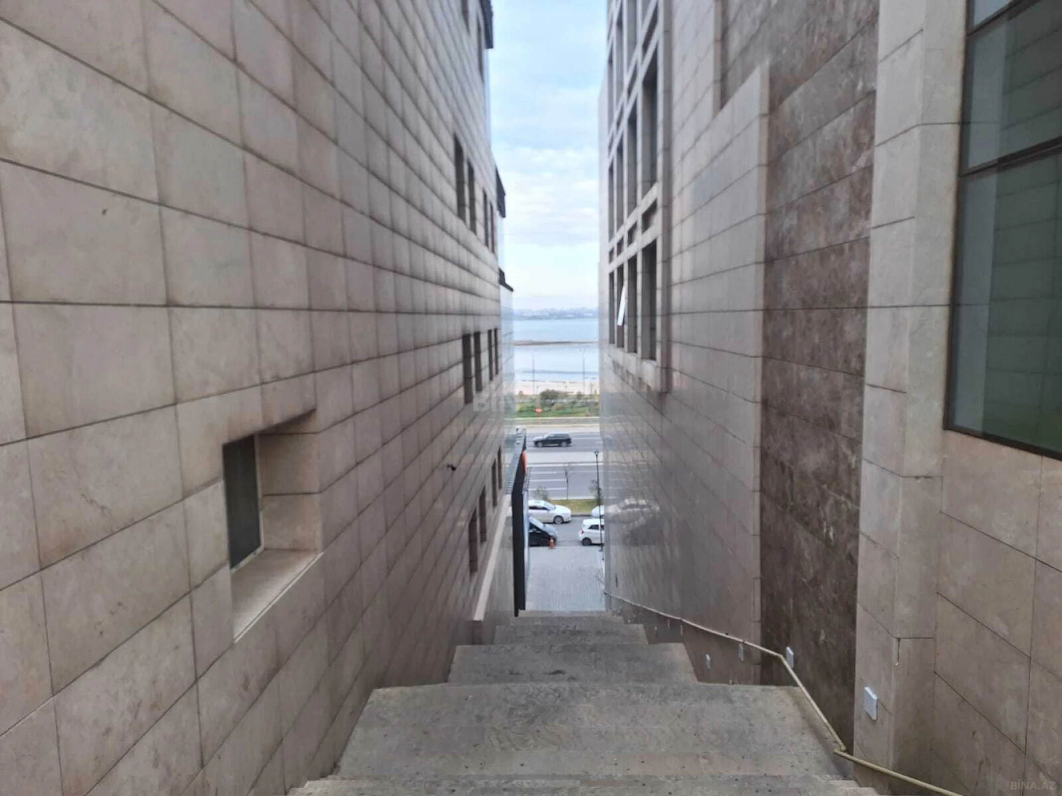 Satılır 2 otaqlı mənzil 103 m²