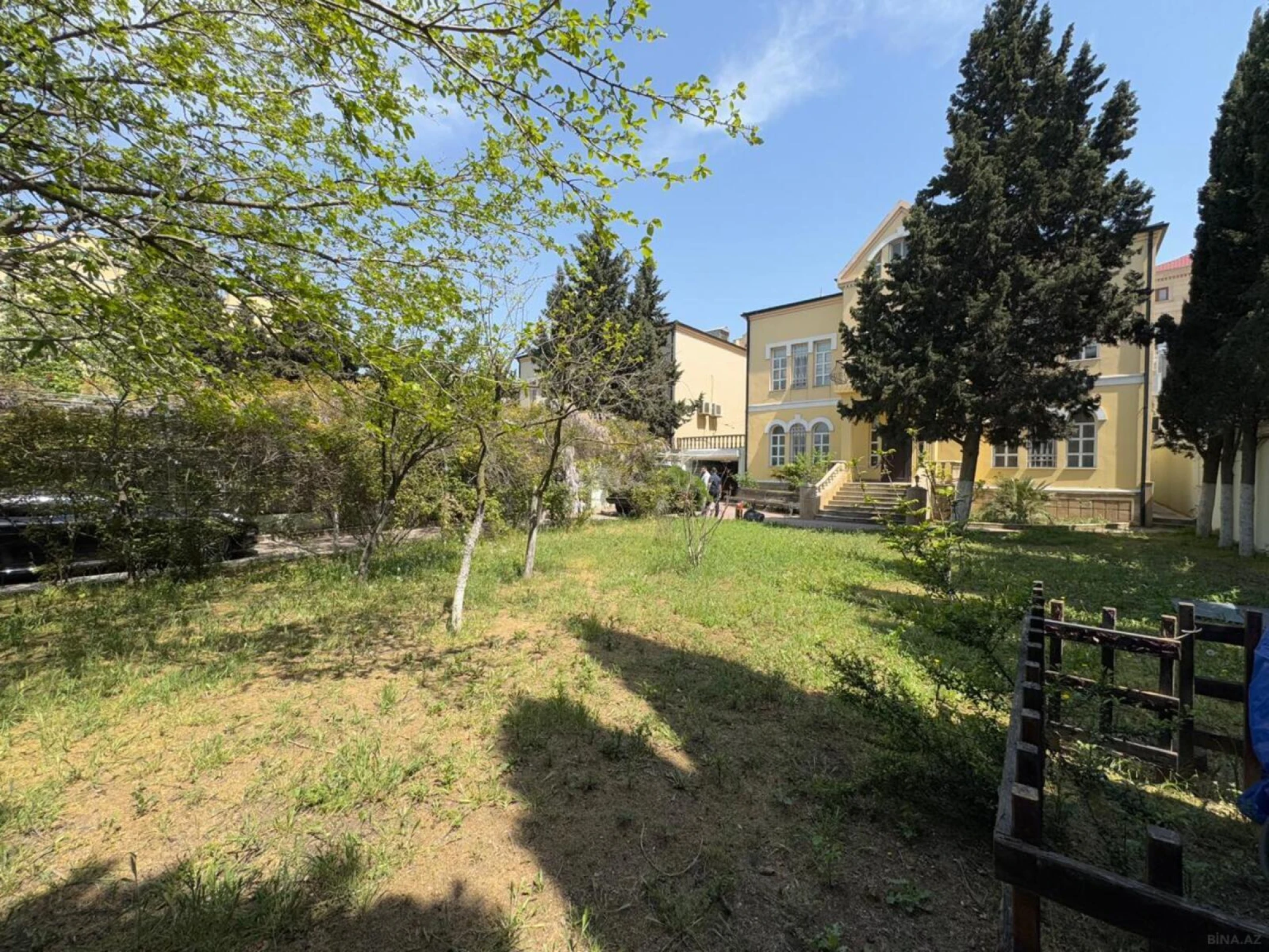 Satılır 8 otaqlı həyət evi 320 m²