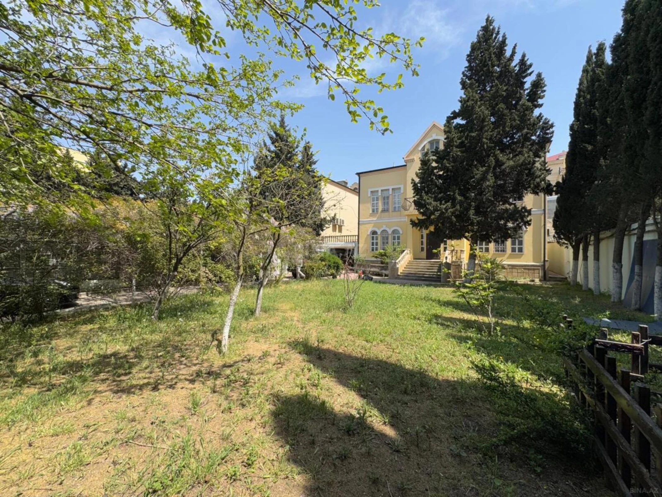Satılır 8 otaqlı həyət evi 320 m²