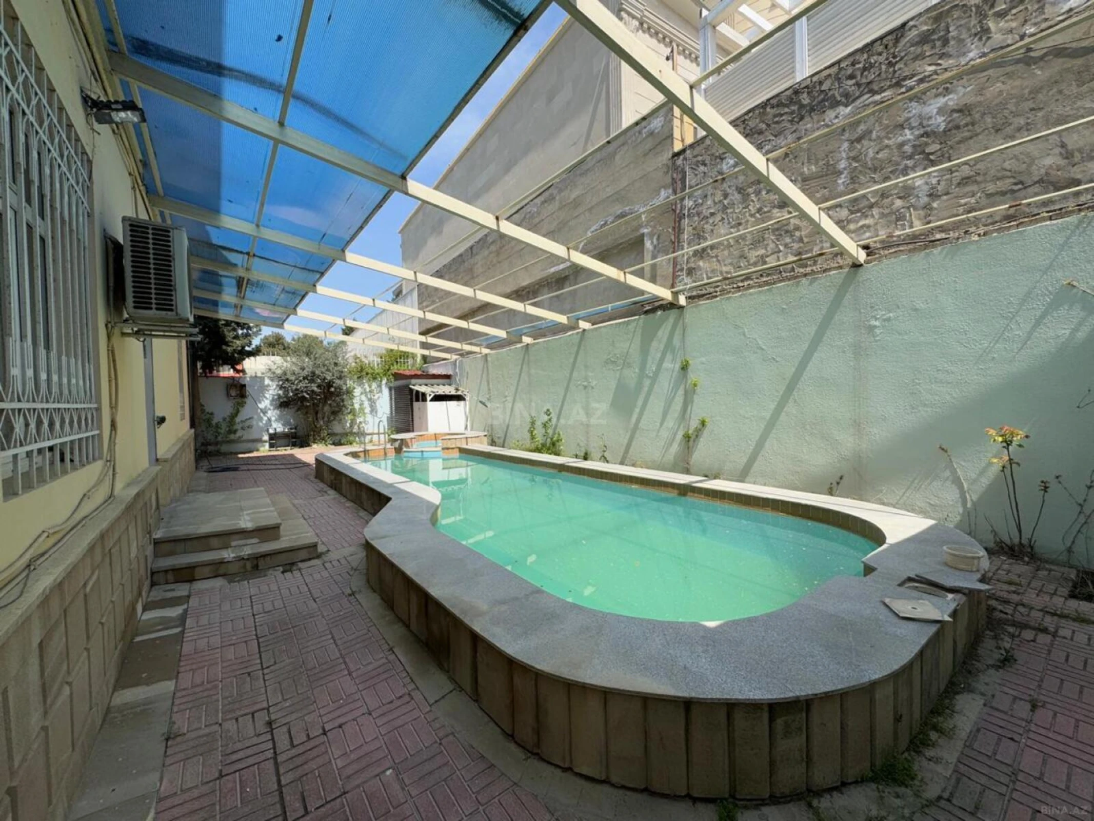 Satılır 8 otaqlı həyət evi 320 m²