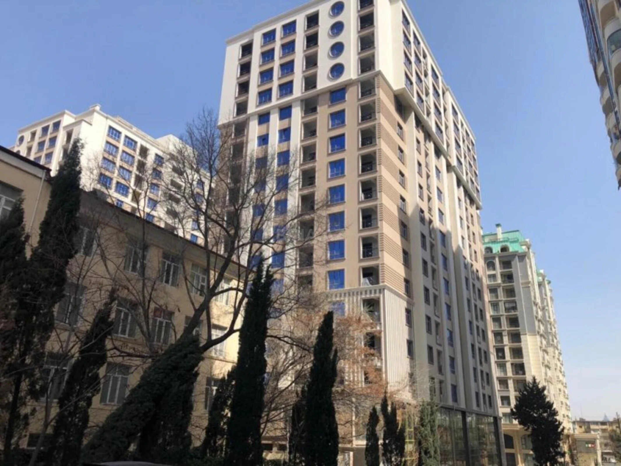 Satılır 4 otaqlı mənzil 120 m²