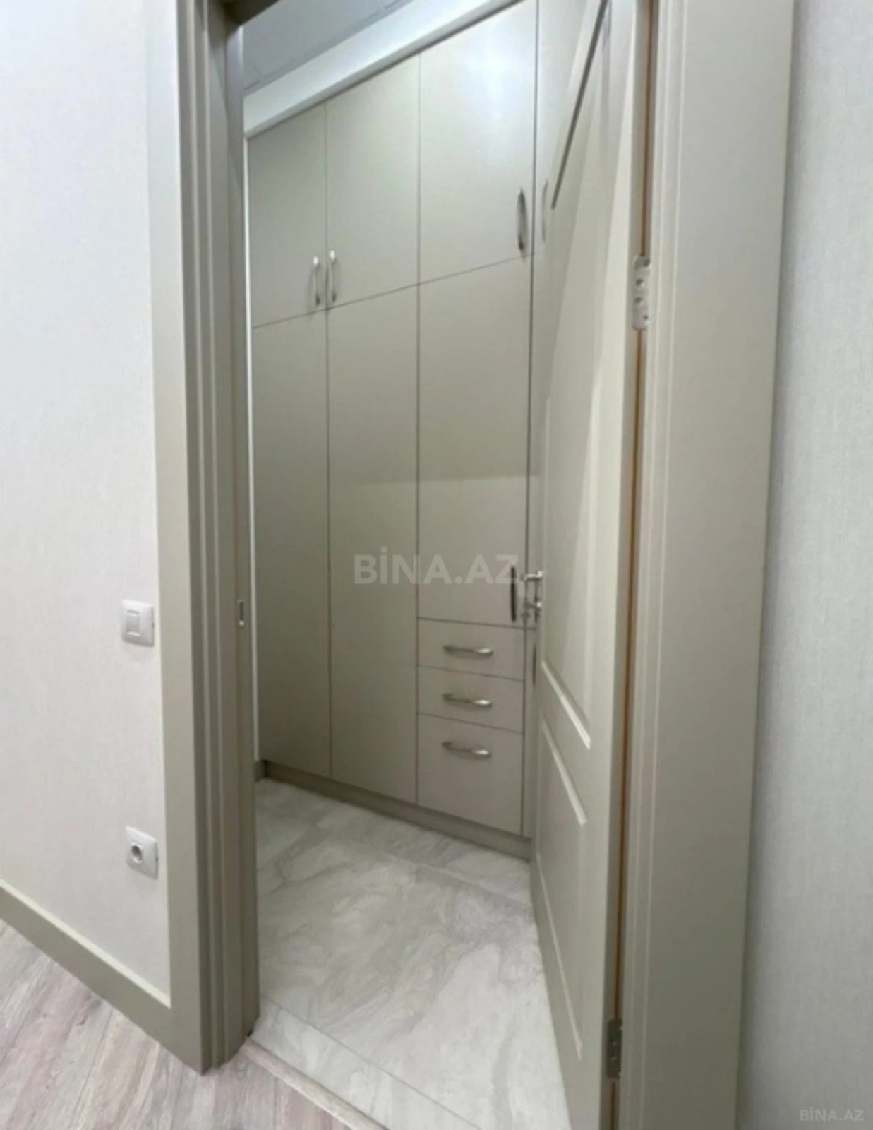 Satılır 4 otaqlı mənzil 120 m²