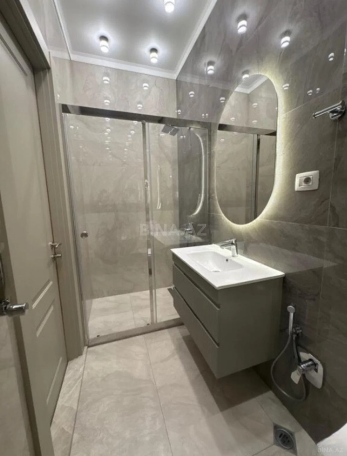 Satılır 4 otaqlı mənzil 120 m²