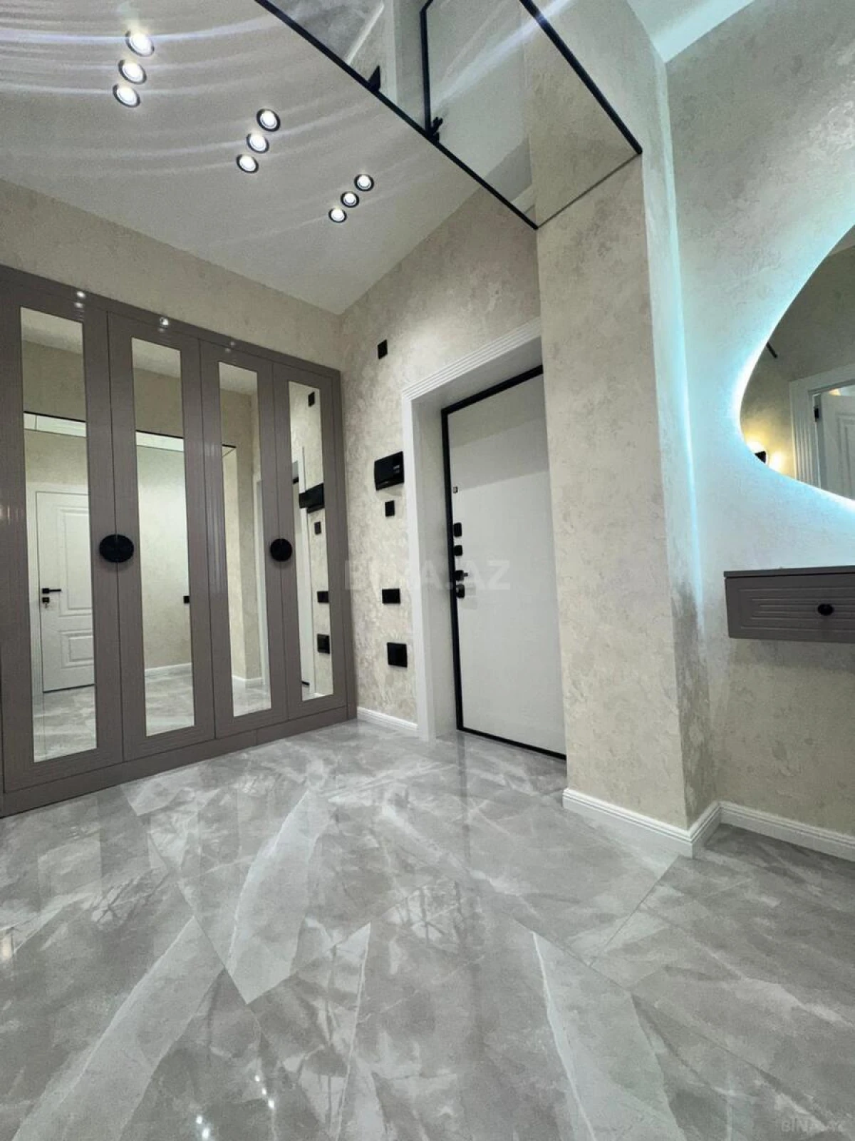 Satılır 2 otaqlı mənzil 67 m²