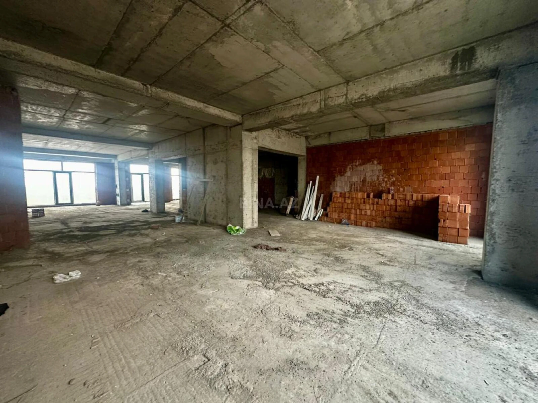 Satılır 5 otaqlı mənzil 268 m²