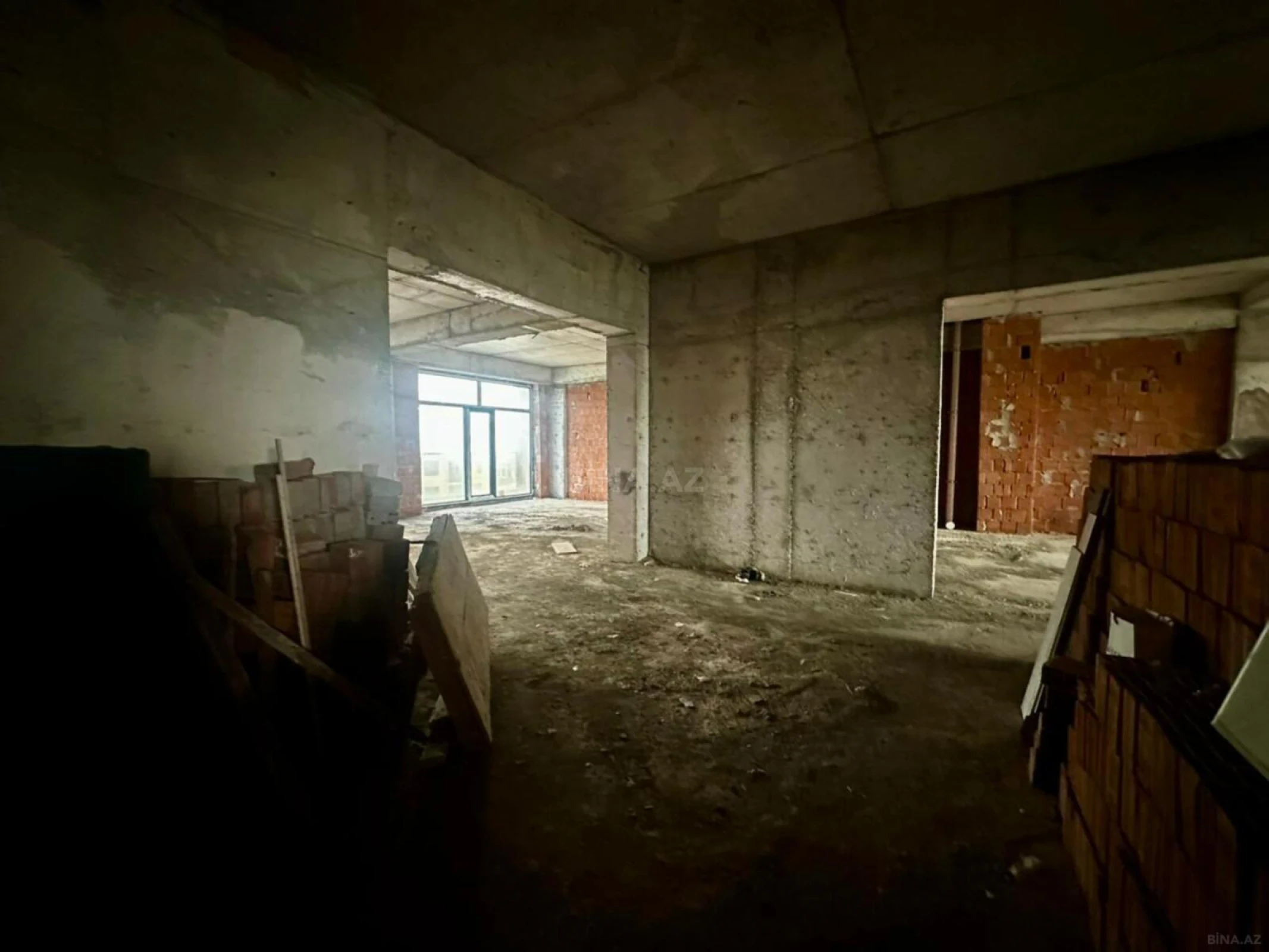Satılır 5 otaqlı mənzil 268 m²