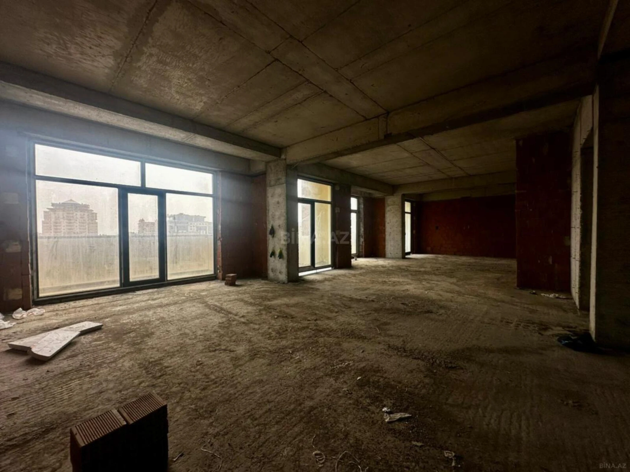 Satılır 5 otaqlı mənzil 268 m²