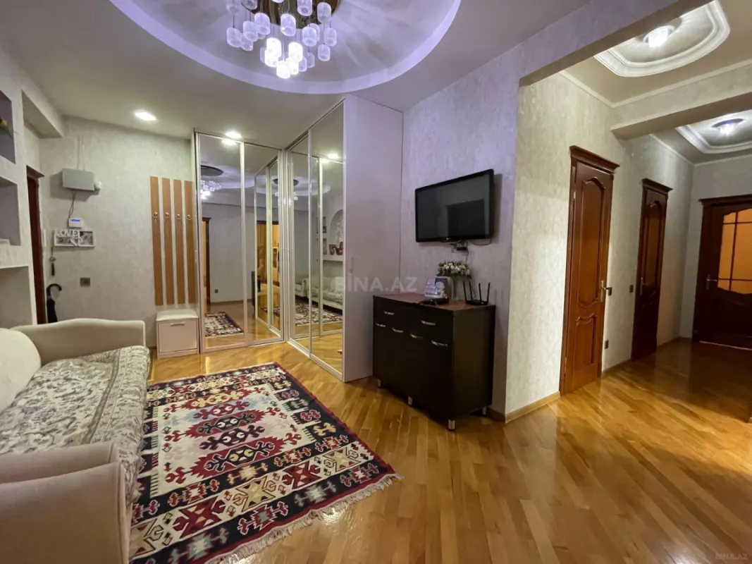 Satılır 3 otaqlı mənzil 125 m²