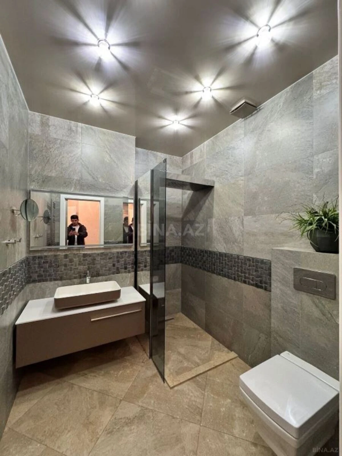 Satılır 4 otaqlı mənzil 168 m²