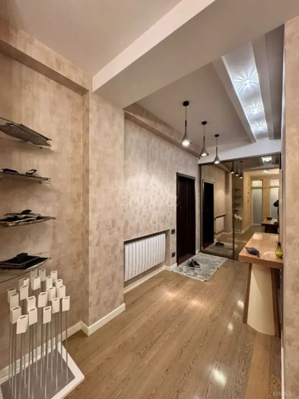 Satılır 4 otaqlı mənzil 168 m²