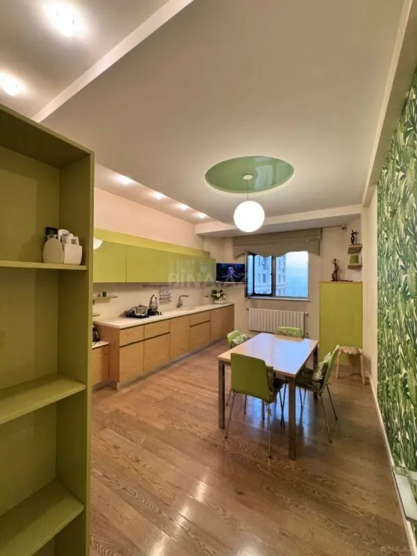 Satılır 4 otaqlı mənzil 168 m²