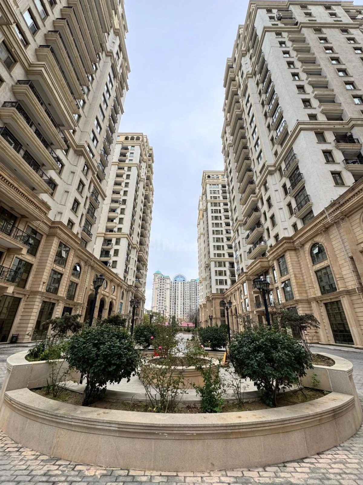 Satılır 4 otaqlı mənzil 168 m²