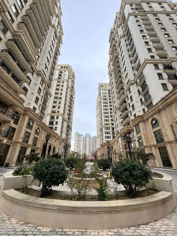 Satılır 4 otaqlı mənzil 168 m²