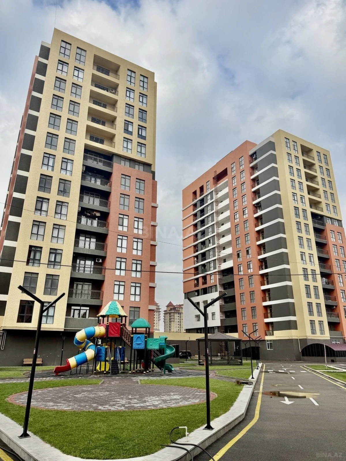 Satılır 3 otaqlı mənzil 129 m²