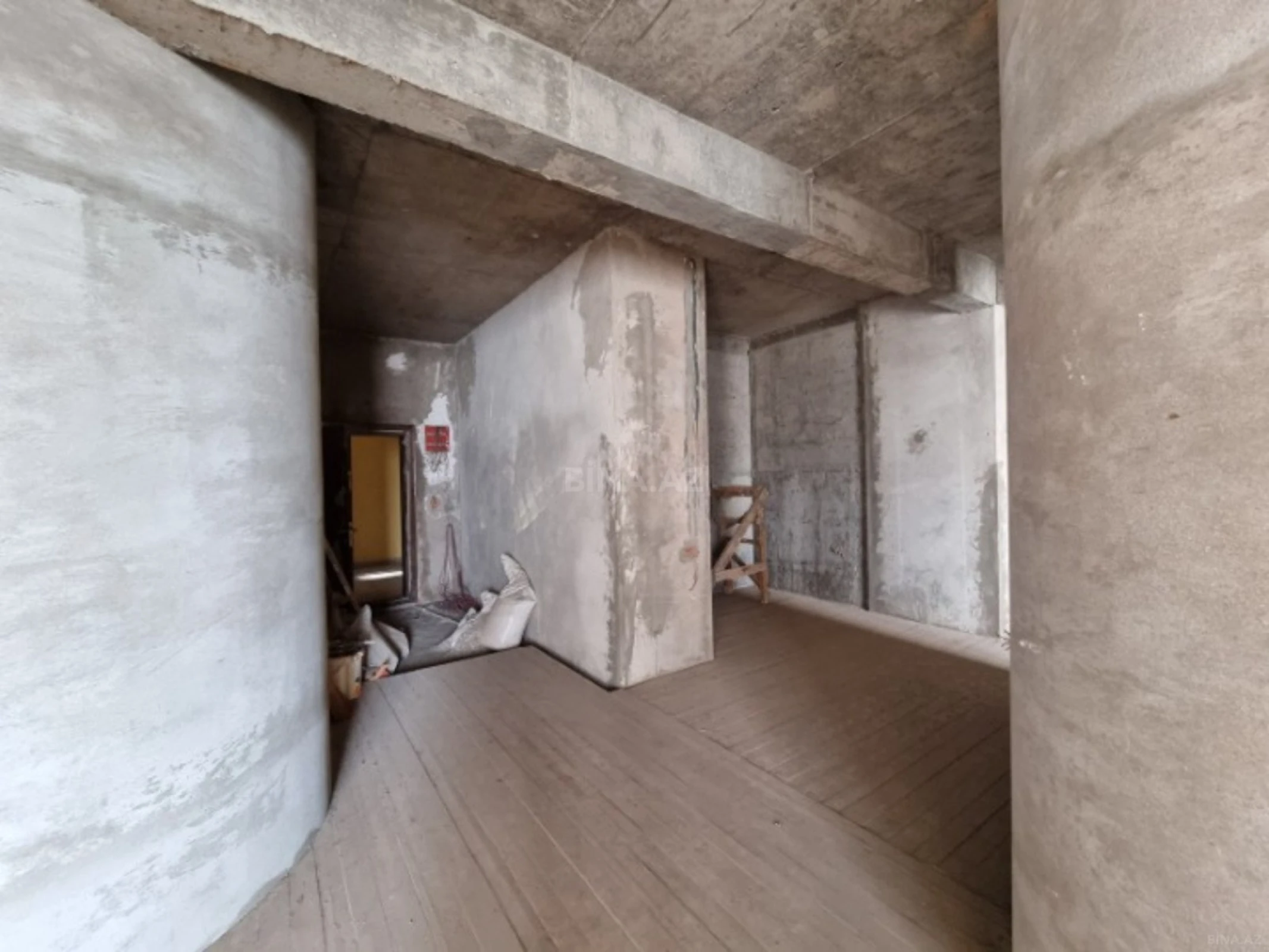 Satılır 4 otaqlı mənzil 181 m²