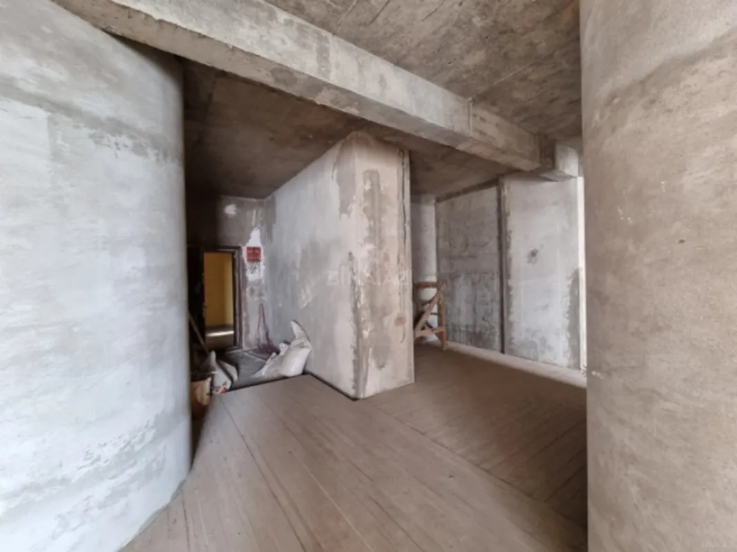 Satılır 4 otaqlı mənzil 181 m²