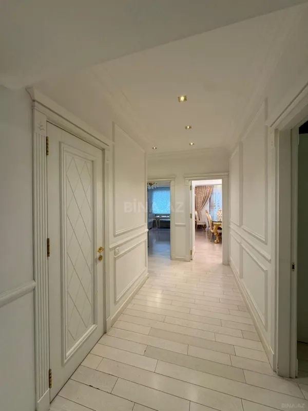 Satılır 4 otaqlı mənzil 181 m²