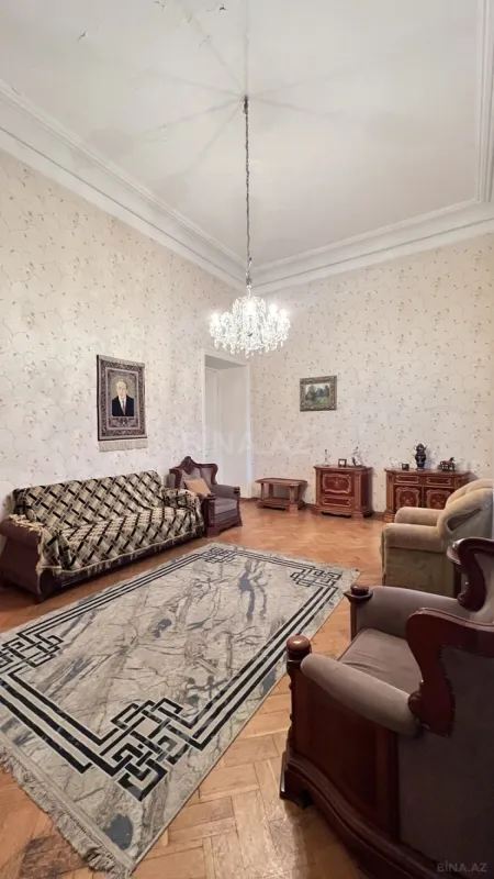 Satılır 5 otaqlı mənzil 190 m²