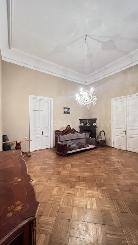 Satılır 5 otaqlı mənzil 190 m²