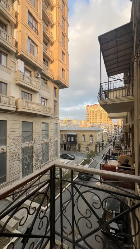 Satılır 5 otaqlı mənzil 190 m²