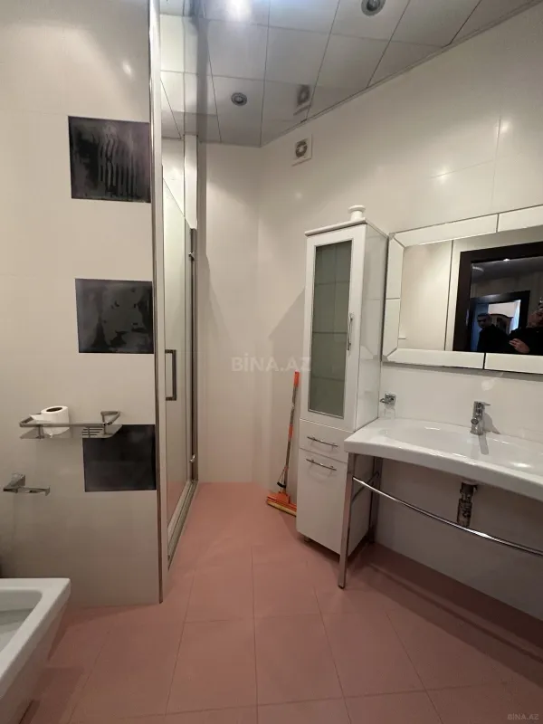 Satılır 4 otaqlı mənzil 202 m²