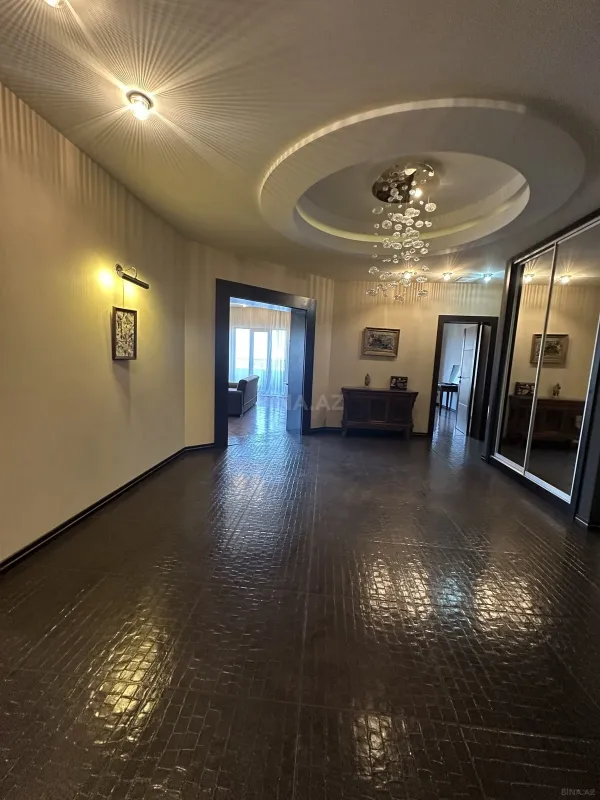 Satılır 4 otaqlı mənzil 202 m²
