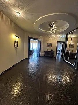 Satılır 4 otaqlı mənzil 202 m²