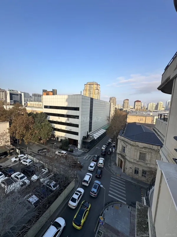 Satılır 4 otaqlı mənzil 202 m²