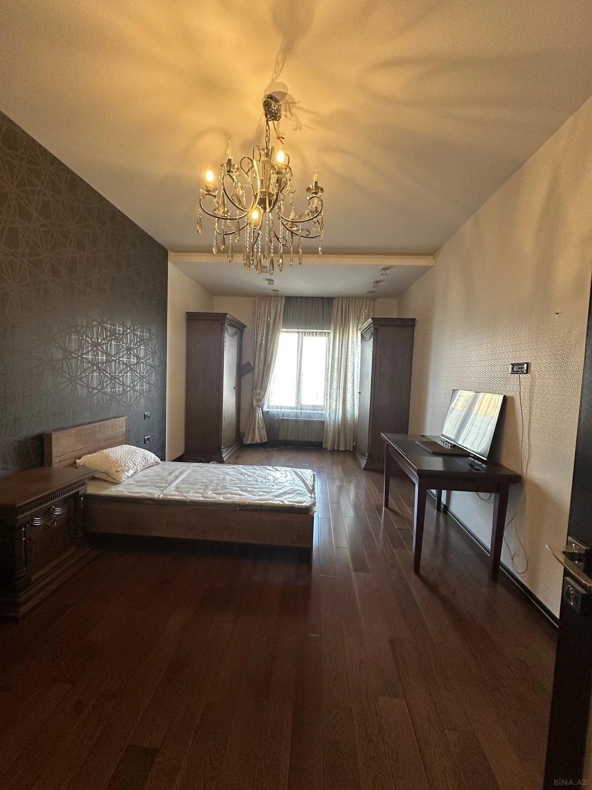 Satılır 4 otaqlı mənzil 202 m²