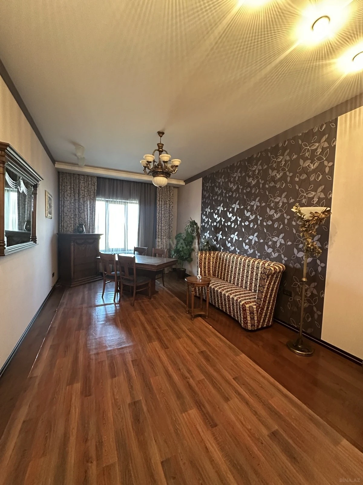 Satılır 4 otaqlı mənzil 202 m²
