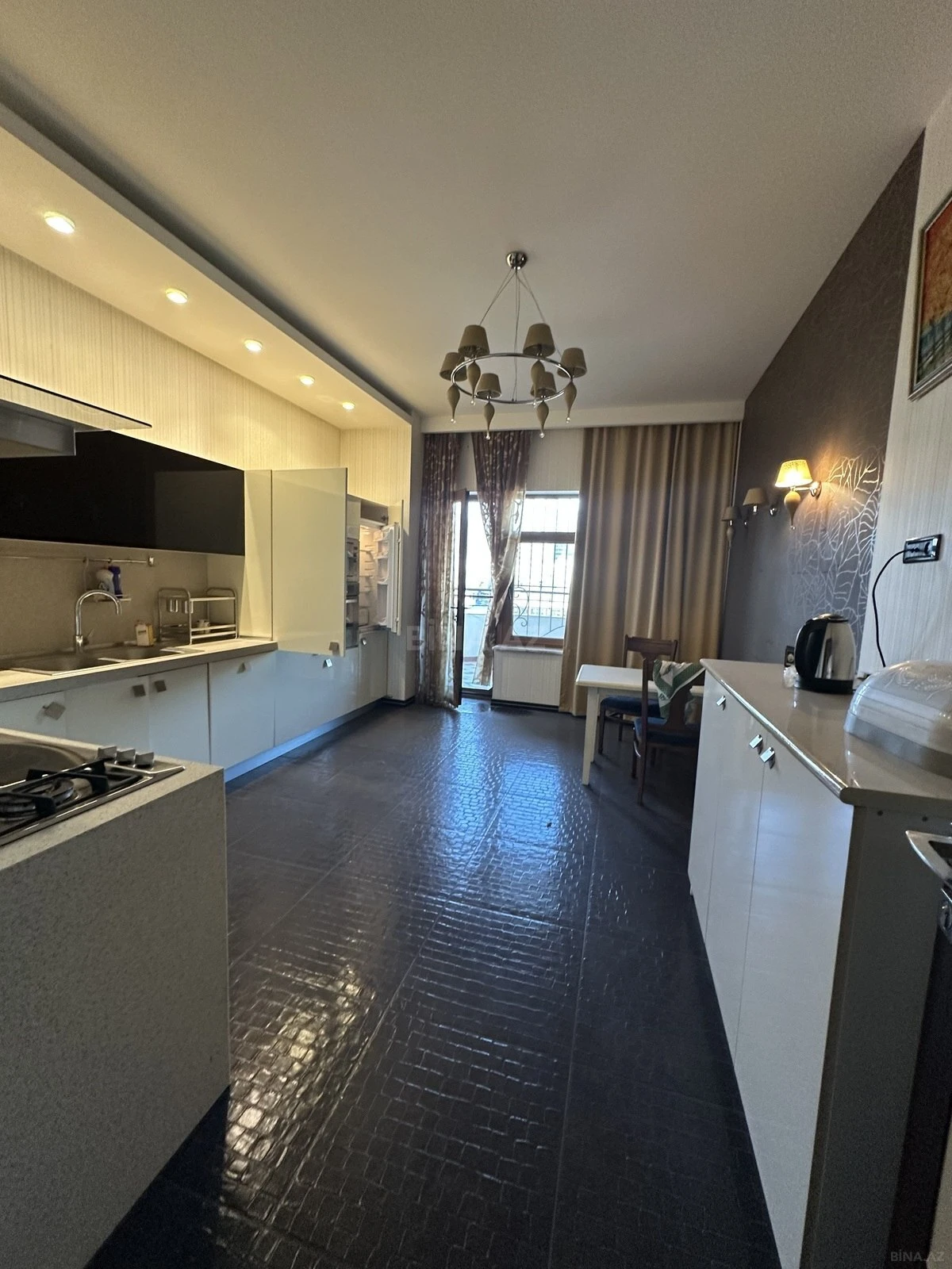 Satılır 4 otaqlı mənzil 202 m²