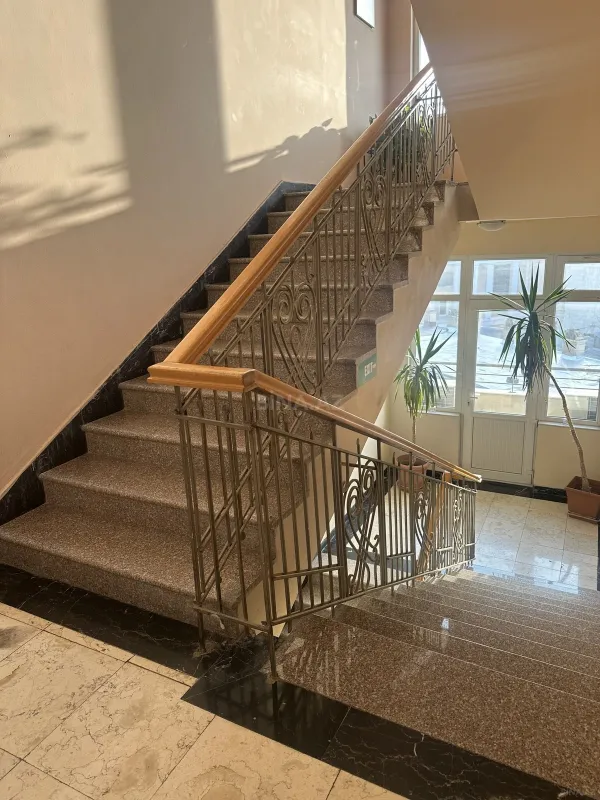 Satılır 4 otaqlı mənzil 202 m²