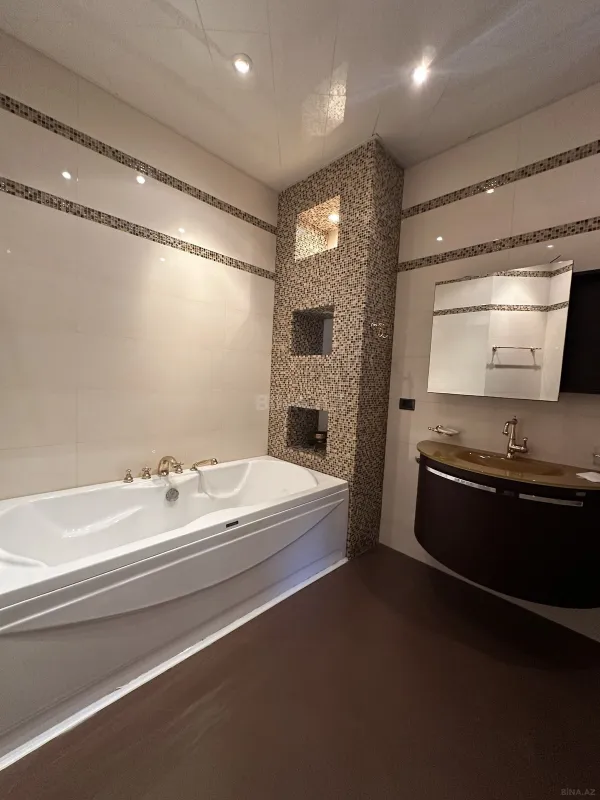 Satılır 4 otaqlı mənzil 202 m²