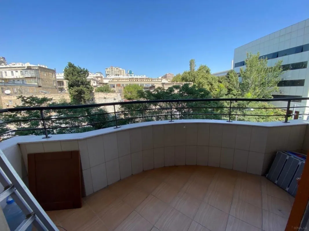 Satılır 4 otaqlı mənzil 202 m²