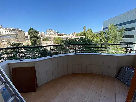 Satılır 4 otaqlı mənzil 202 m²