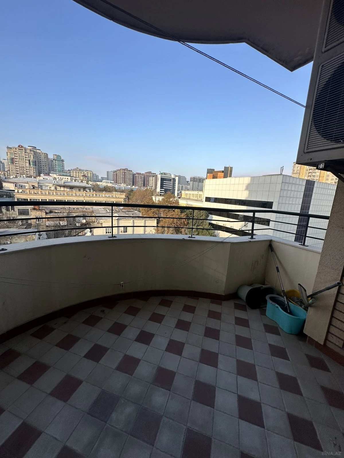 Satılır 4 otaqlı mənzil 202 m²