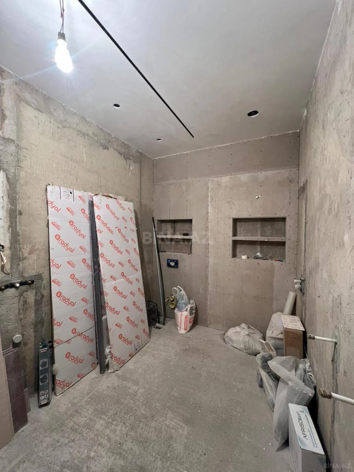 Satılır 4 otaqlı mənzil 230 m²